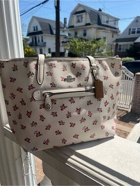 Coach woman’s Taylor tote w/ floral bloom print